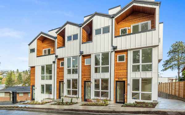 Exterior of the Kendal Townhomes by Isola Homes in the Windermere Neighborhood of Seattle