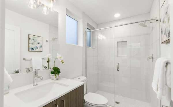 Owner's Suite Bath at 418F 10th Ave E