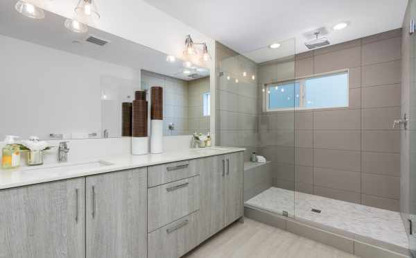 Master Bathroom at 11518A NE 87th St in Piccadilly Point