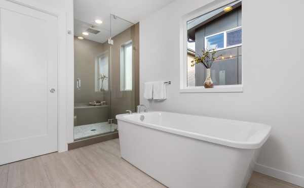 Freestanding Tub in the Master Bath at 11514B NE 87th St